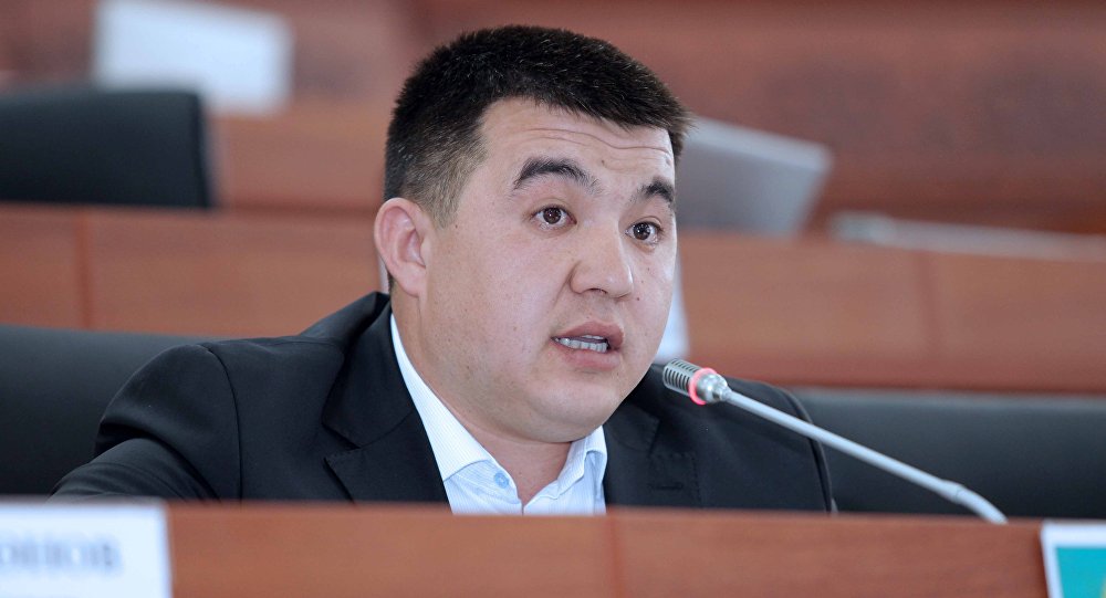 Урмат Самаев Өмүрбек Текебаевге кол салган адамды тааный турганын билдирди