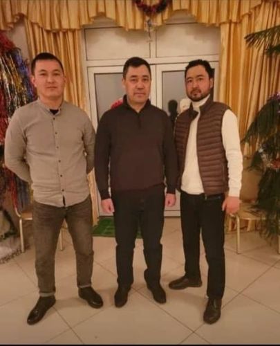 Текебаевге кол салууга катышкан Токмоктун депутаттары Садыр Жапаровдун штабында иштегени талкуу болуп жатат