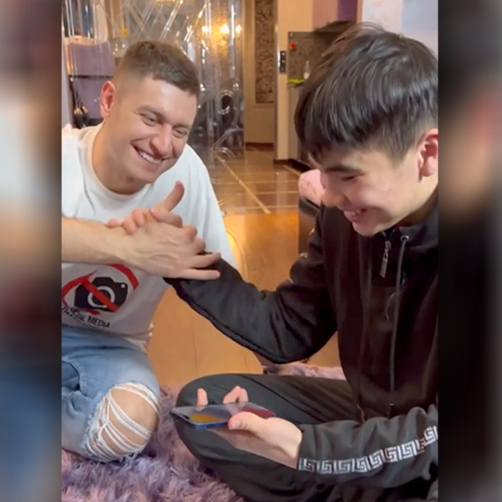 "Жашоону ойлонбой өзгөртүү керек". Орусиялык блогерден iPhone 13 белекке алган кыргыз жигит Дубайда эс алат (видео)