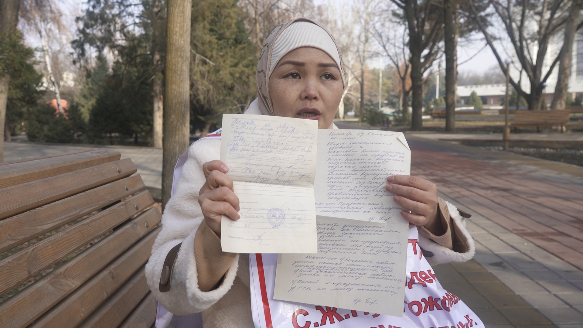 Наристе көтөргөн аял Ак үйдүн алдына жалгыз митингге чыкты. “Күйөөм менен күндөшүм баламды тартып алышты” дейт ал