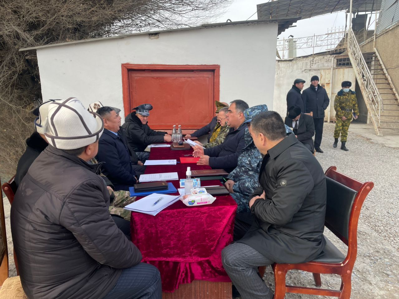 Баткен облусу менен Согди облусунун башчылары чек арада орун алган окуя боюнча сүйлөшүп жатышат