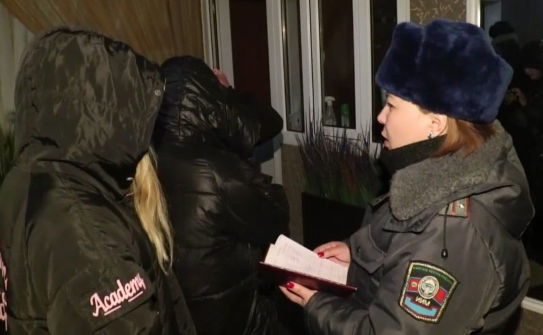 Караколдогу компьютердик клубда түн ичинде өспүрүмдөр спирт ичимдигин ичип, кальян чегишкен (видео)