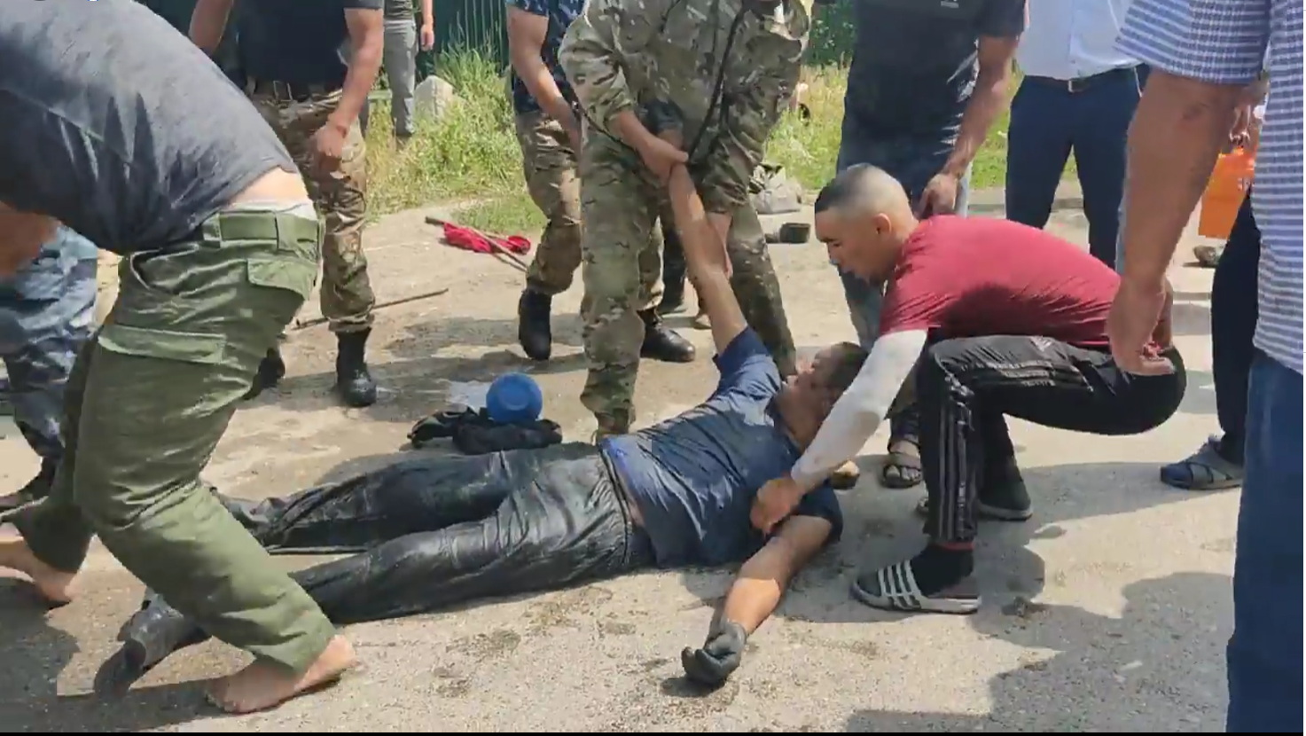 Таласта канализацияда "Таза суу" ишканасынын кызматкерлери иске ууланды