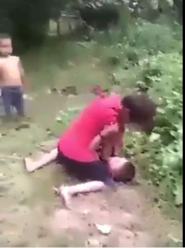 Жеткинчектерди мушташтырып, тамаша кылган аялдардын видеосу тарады. Бул боюнча милиция кызматы эмне дейт? (видео)