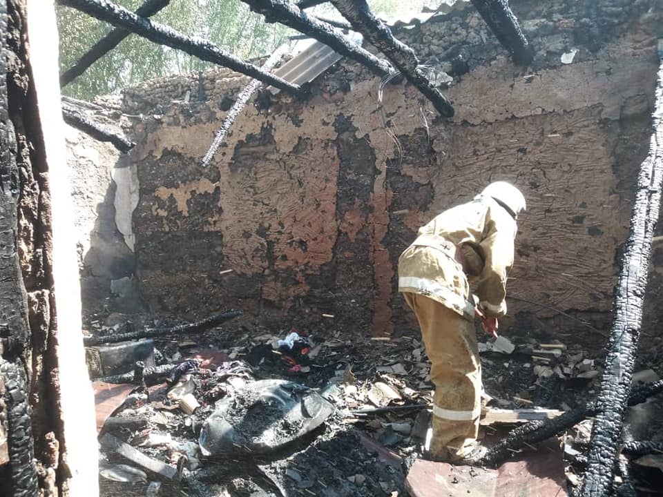 Баткенде үй толугу менен өрттөнүп кетти