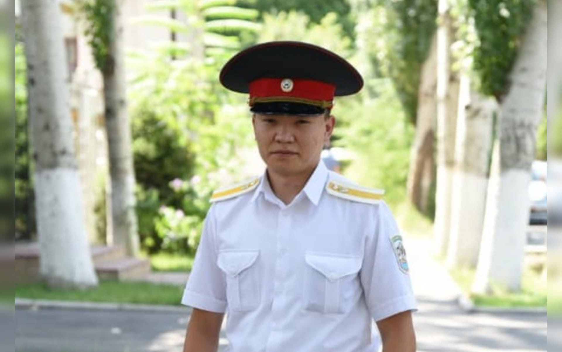 Милиция кызматкери өрттөнүп жаткан батирден эне менен кызын аман алып чыкты