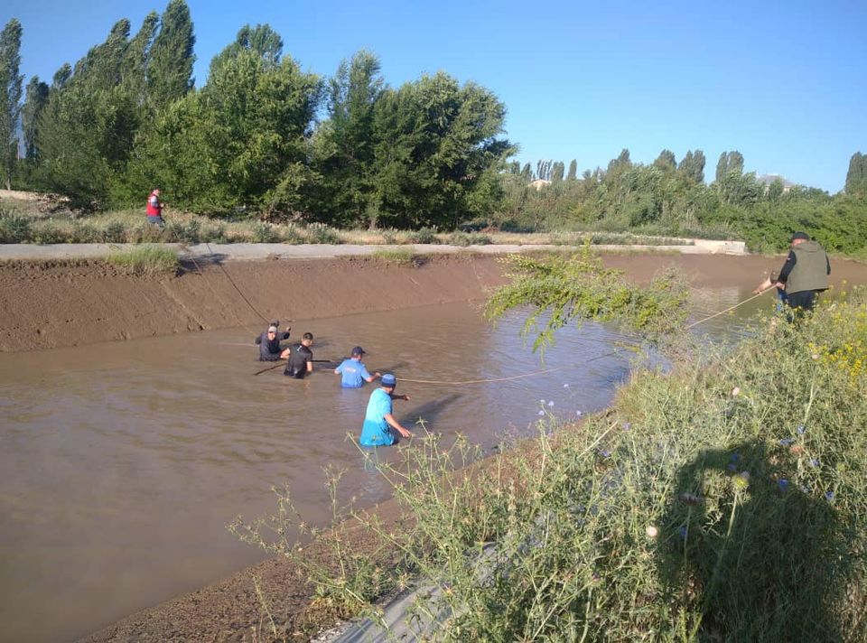 Талас каналына чөгүп кеткен эки өспүрүм кыз. Бирөөсүнүн жансыз денеси табылды
