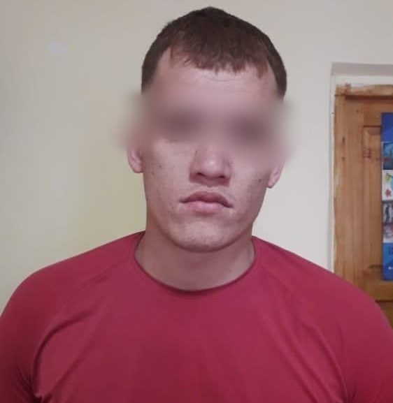 Ош шаарында парктагы эс алуучуларды коркутуп телефонун тоногон шектүү кармалды