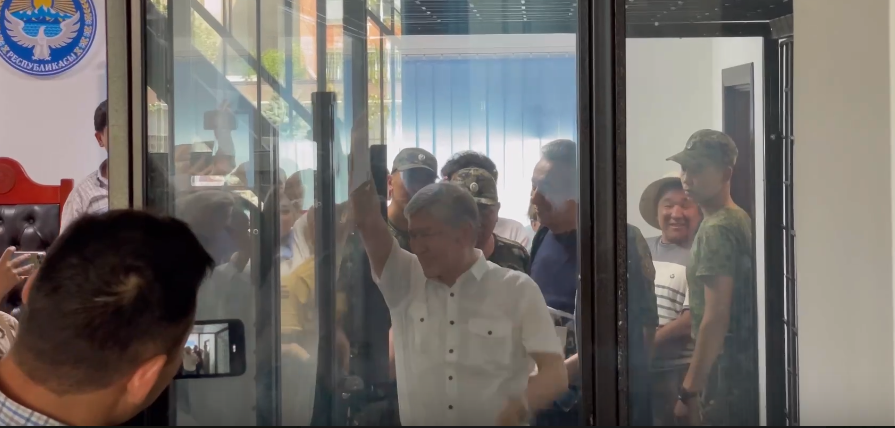 "Мен циркке катышпайм". Атамбаев сот отурумуна катышуудан баш тартты