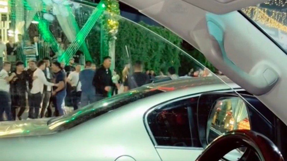 Бишкектеги түнкү клубдун алдындагы мушташтын видеосу