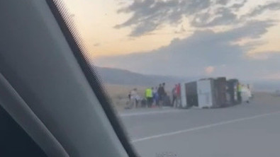 Бишкек—Нарын—Торугарт жолунда кичи автобус оодарылып калган. Жабыркагандар бар