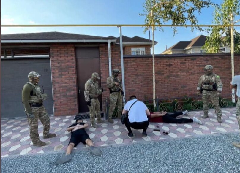 760 миң долларды ээлеп алган...  Казакстанда издөөдө жүргөн жаран Бишкекте кармалды