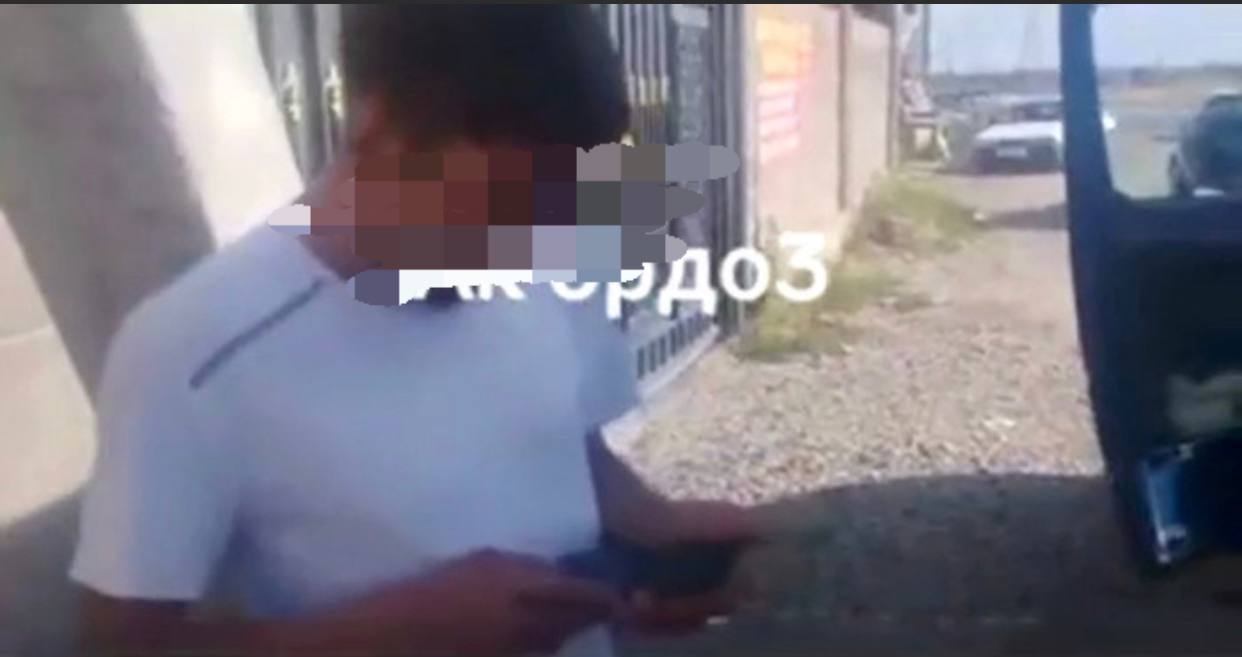 Сокулуктагы үрөй учурган жол кырсык. Жүк ташуучу унаанын айдоочусу жай айдап келе жатканын айтты