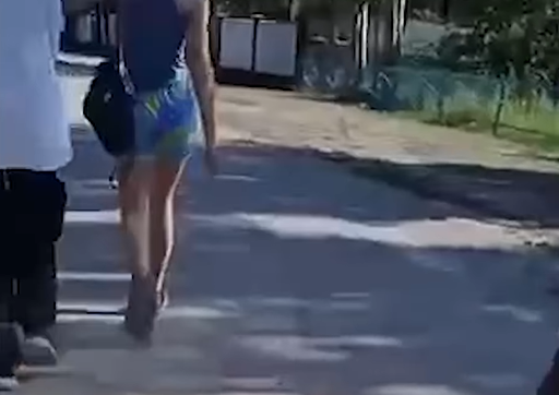 Түптө чолок шым кийген кыздарды сөккөн 2 кишинин видеосу тараган. Милиция текшерүү жүрүп жатканын билдирди