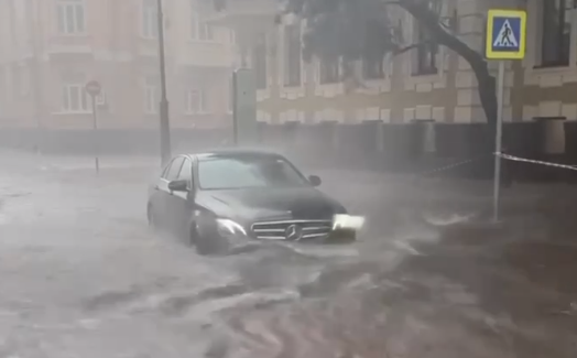 Москвада нөшөрлөгөн жамгыр жаап, көчөлөр менен метролорду суу каптады (видео)