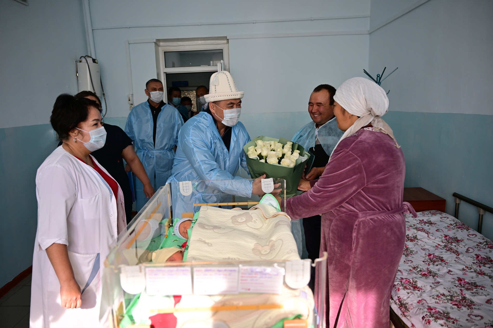 Камчыбек Ташиев 3 эм төрөлгөн 2 үй-бүлөнүн ар бирине 3 бөлмөлүү батир тапшырды