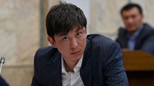 Депутат Кокулов: "Көчөдөн өбүшүп учурашасыңар, кучакташасыңар. Токтоткула да"