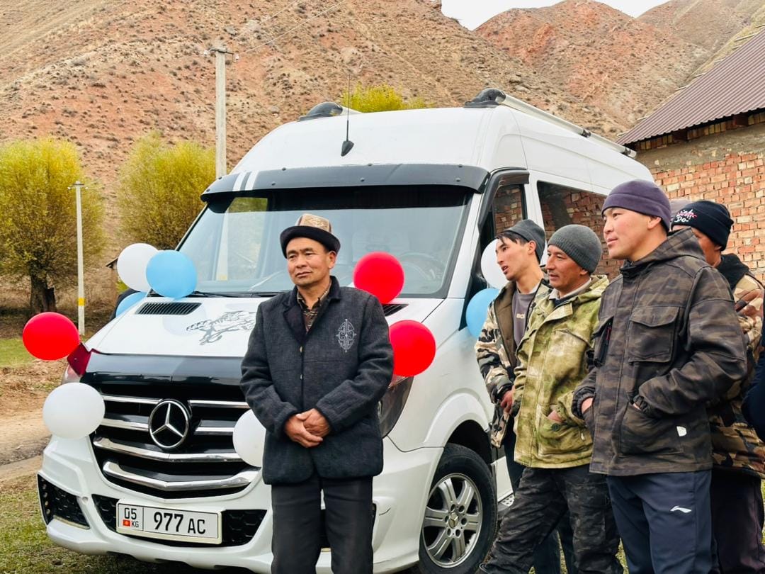 Нарында окуучуларды ташыганга эки кичи автобус алып беришти