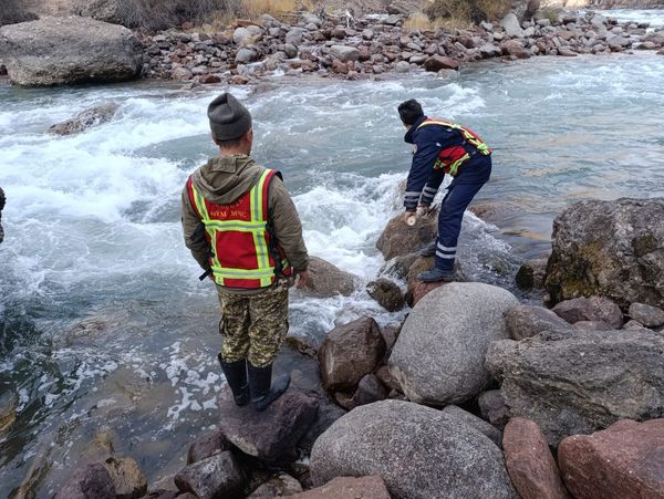 Жумгалдагы ата-баланы издөө: Бүгүн 100дөй адам жана 6 дрон тартылды