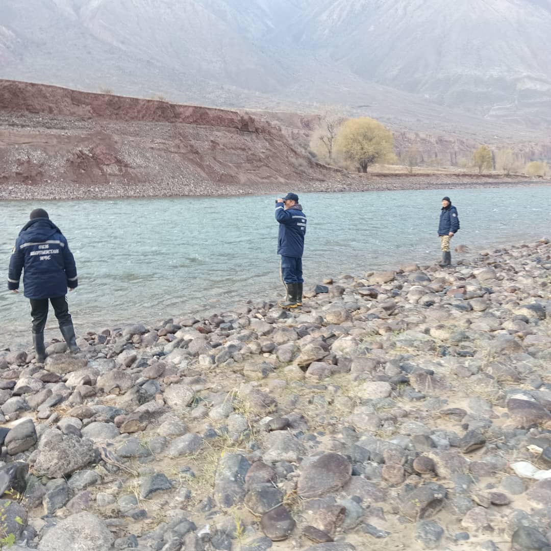 Нарын дарыясына секирип кеткен кыз изделип жатат