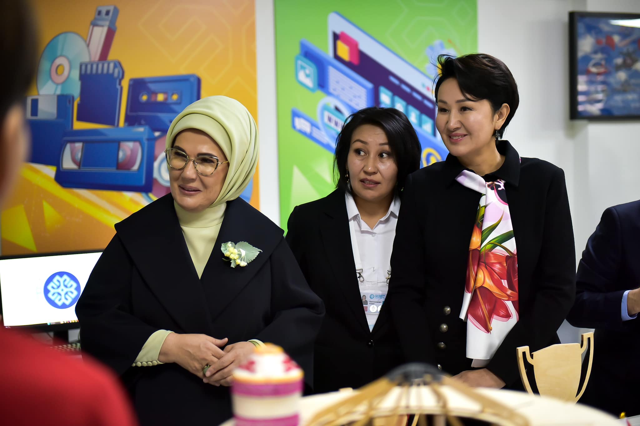 Айгүл Жапарова менен Эмине Эрдоган ооруканадагы дарыланып жаткан энелер жана алардын балдары менен жолугушту