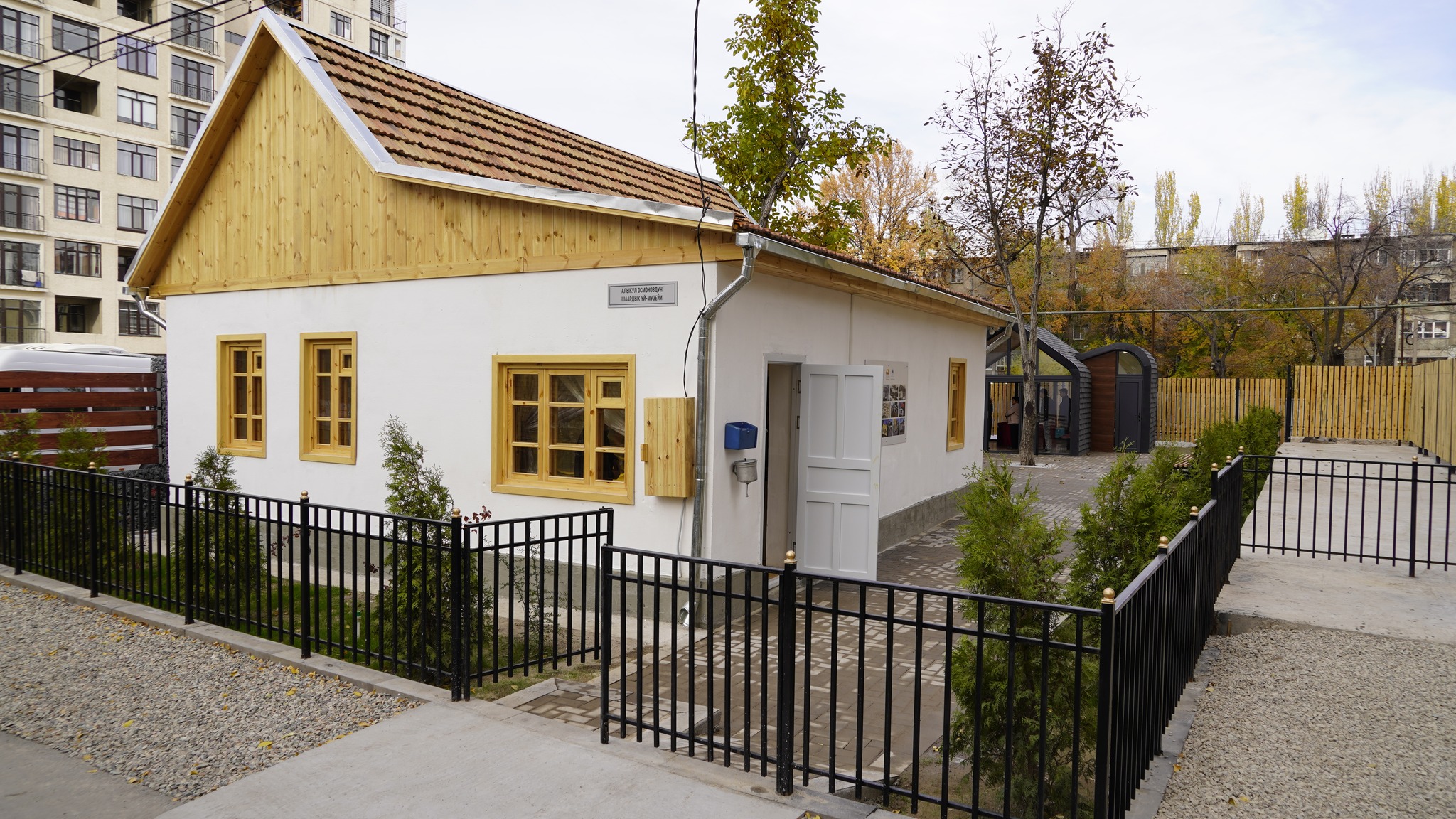 Бишкекте Алыкул Осмоновдун үй музейи оңдоп-түзөөдөн кийин ачылды