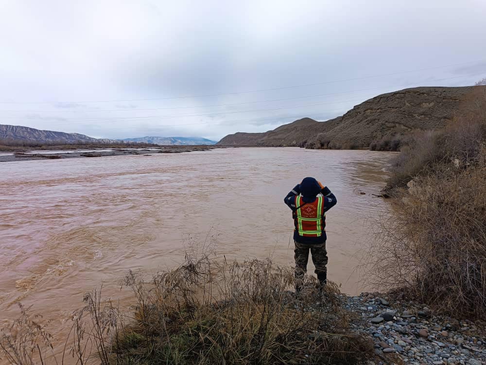 Нарын дарыясына секирип кеткен кызды издөөгө 64 адам тартылды