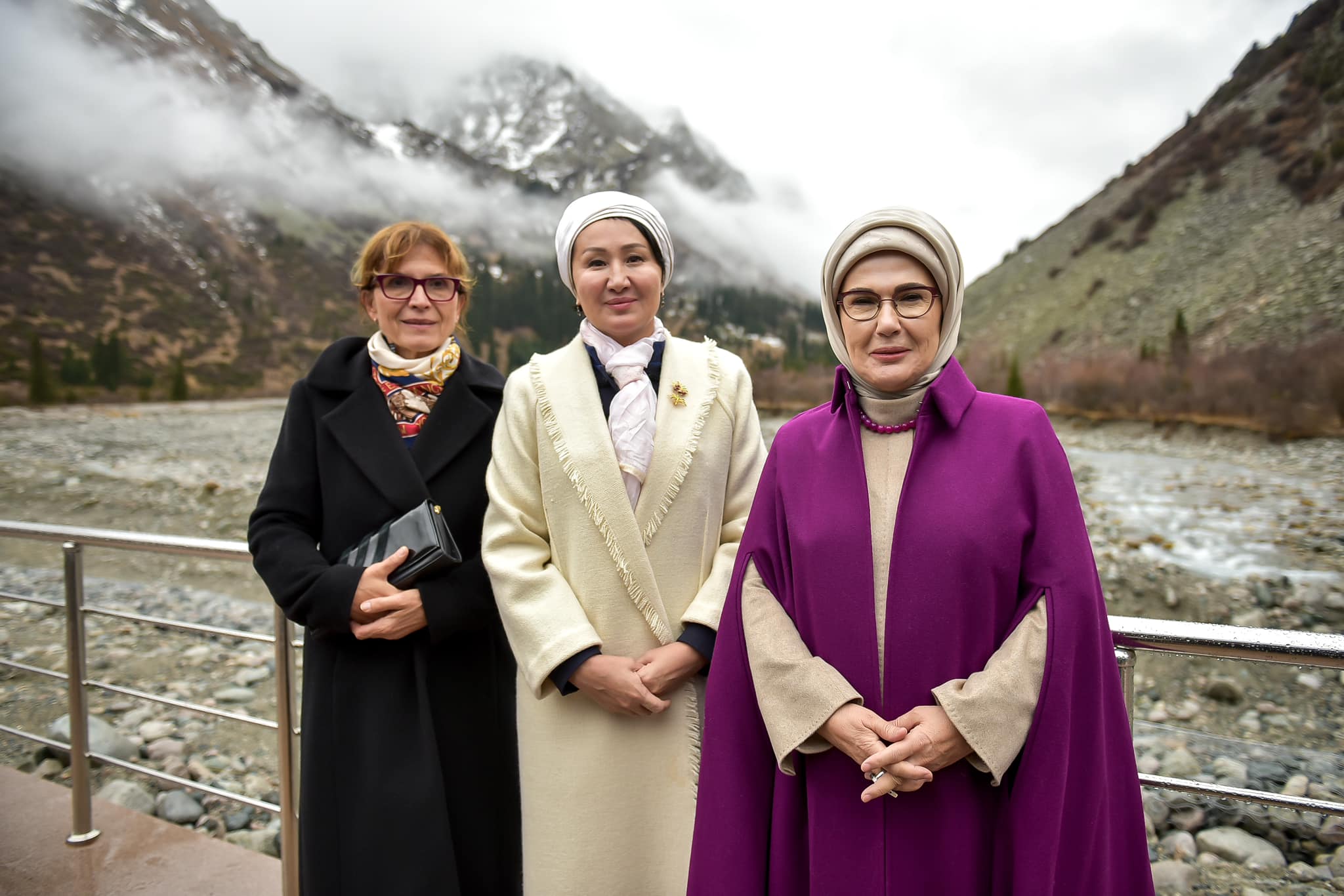 Айгүл Жапарова, Эмине Эрдоган жана Анико Леваи “Ала-Арчада”...