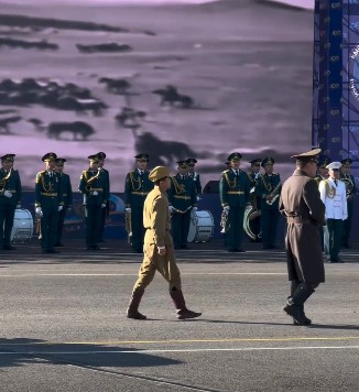 Бишкектеги "Ала-Тоо" аянтында парад өтүп жатат