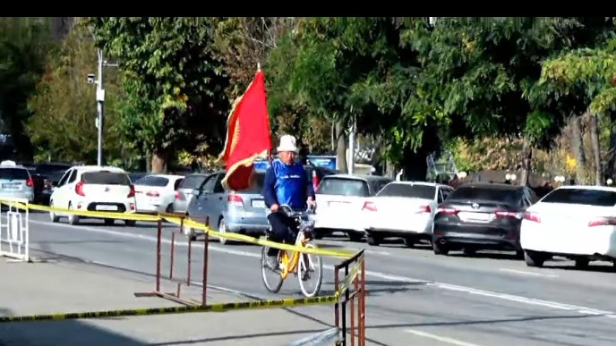 72 жаштагы ардагер Өзгөндөн Ошко велосипед менен барды